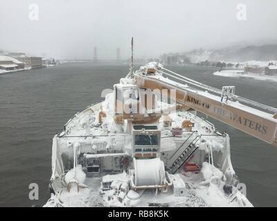 Das Patrouillenboot Erle Ansätze der Portage Lake Hubbrücke in Houghton, Michigan, Dez. 16, 2016. Die Erle und anderen Großen Seen Coast Guard Cutter Betrieb Taconite, größte inländische Eis der Küstenwache - Brechen der Betrieb, die Lake Superior, der St. Mary's River, der Straße von Mackinac und Lake Michigan, Dez. 19, 2016. Stockfoto