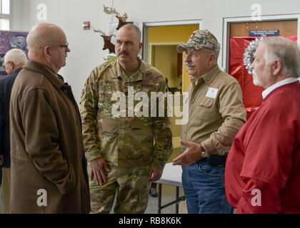 RALEIGH, N.C. - Der ältere Soldat Führer für die North Carolina National Guard, Command Sgt. Maj. Johannes Swart, Gespräche mit einer Gruppe von pensionierten Wachposten während der jährlichen Tarheel Homecoming Veranstaltung im NCNG Joint Force Headquarters in Raleigh, N.C. am Dez. 16, 2016. Die Veranstaltung kamen mehr als 230 Rentner zusammen und gab Ihnen die Gelegenheit, mehr über die Vorteile zu erfahren. Stockfoto