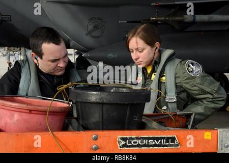 Kapitän Brian Pascuzzi (links), 336 Fighter Squadron Pilot und 1 Lt Jessica Niswonger (rechts), 336 FS Waffensysteme Officer, bereiten Sie eine F-15E Strike Eagle als Teil der Razor Talon, Dez. 16, 2016, bei Seymour Johnson Air Force Base, North Carolina zu fliegen. Die monatliche Übung ermöglicht Service Mitglieder einzigartige Möglichkeiten, Land-, Luft- und Seeweg Kräfte aus allen Service Niederlassungen in eine realistische Ausbildung Umwelt verbinden. Stockfoto
