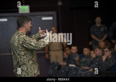 PEARL HARBOR (31. 16, 2016) Stellvertretender Leiter der Marineoperationen (VCNO) Adm. Bill Moran spricht zu Pearl Harbor Führung und Segler während einer alle Hände an Sharkey Theater am Joint Base Pearl Harbor-Hickam. Moran informiert die Matrosen und Führung über Navy aktuelle Ereignisse und öffnete dann den Boden für Fragen von Seglern. Stockfoto