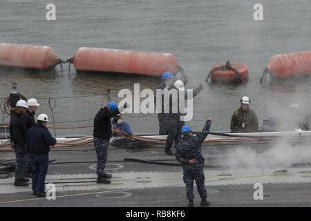 NEWPORT NEWS, Virginia (31. 16, 2016) Segler geben mit dem Daumen nach oben, um zu signalisieren das Katapult ist Bereit auf dem Flugdeck der Nimitz-Klasse Flugzeugträger USS Abraham (CVN 72). Abraham Lincoln ist in der Endphase der vier Jahre Tanken und komplexen Überholung und wieder in die Flotte Anfang 2017 geliefert werden. Stockfoto