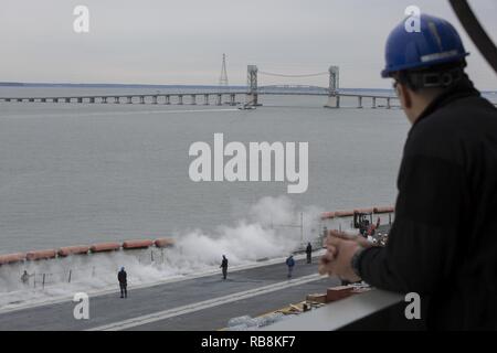 NEWPORT NEWS, Virginia (31. 16, 2016) Petty Officer 3rd Class Dillon Moerke Uhren als Segler starten Sie den auf dem Flugdeck der Nimitz Katapult-Klasse Flugzeugträger USS Abraham (CVN 72). Abraham Lincoln ist in der Endphase der vier Jahre Tanken und komplexen Überholung und wieder in die Flotte Anfang 2017 geliefert werden. Stockfoto