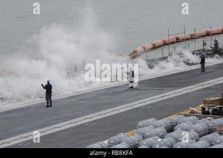 NEWPORT NEWS, Virginia (31. 16, 2016) Segler geben mit dem Daumen nach oben, um zu signalisieren das Katapult ist Bereit auf dem Flugdeck der Nimitz-Klasse Flugzeugträger USS Abraham (CVN 72). Abraham Lincoln ist in der Endphase der vier Jahre Tanken und komplexen Überholung und wieder in die Flotte Anfang 2017 geliefert werden. Stockfoto