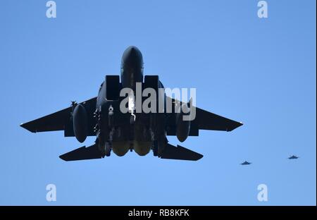 Ein US Air Force F-15E Strike Eagle Mountain Home Air Force Base, Idaho, Fliegen mit zwei Tyndall F-22 Raptors während der karierten Flagge 17-1 an Tyndall Air Force Base, Fla., Dez. 16, 2016. Während der Übung, vierten und fünften Generation Kampfpiloten zusammen Missionen, bei denen mehrere Flugwerke einschließlich der F-35A Lightning II, F-22 Raptor, F-16 CM Fighting Falcon, F-15E, HH-60G Pave Hawk und E-3 Sentry flugwerke Zukunft Air Force operativen Fähigkeiten zu verbessern. Stockfoto