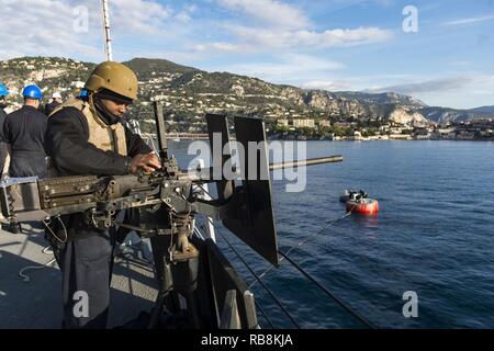 VILLEFRANCHE, Frankreich (31. 16, 2016) Petty Officer 2. Klasse Vincent Montgomery, der Geführten zugeordnet Anti-raketen-Zerstörer USS Nitze steht kleine Handwerks Action Team beobachten, während das Meer und anker detail. Montgomery serviert an Bord Nitze als kulinarische Spezialist und ist verantwortlich für das Kochen und das Essen für die Crew. Nitze, eingesetzt als Teil der Eisenhower Carrier Strike Group, ist die Durchführung von naval Operations in den USA 6 Flotte Bereich der Maßnahmen zur Unterstützung der US-amerikanischen nationalen Sicherheitsinteressen in Europa. Stockfoto