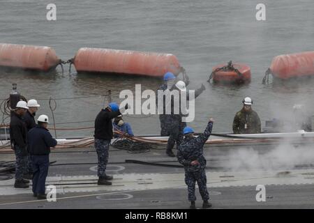 NEWPORT NEWS, Virginia (31. 16, 2016) Segler geben mit dem Daumen nach oben, um zu signalisieren das Katapult ist Bereit auf dem Flugdeck der Nimitz-Klasse Flugzeugträger USS Abraham (CVN 72). Abraham Lincoln ist in der Endphase der vier Jahre Tanken und komplexen Überholung und wieder in die Flotte Anfang 2017 geliefert werden. Stockfoto