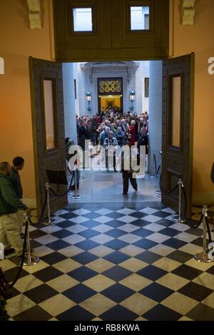 Besucher warten, den Sarg von Senator John Glenn, jr., während ein Public Viewing am Ohio Statehouse, Columbus, Ohio, am 16. Dezember 2016 zu sehen. In 149 Einsätze im Zweiten Weltkrieg und im Koreakrieg, Glenn wurde der erste Amerikaner im Orbit 1962 geflogen. Nach seinem Ausscheiden aus dem Raumfahrtprogramm, Glenn war der US-Senat 1974 gewählt Der Zustand von Ohio zu vertreten. Stockfoto