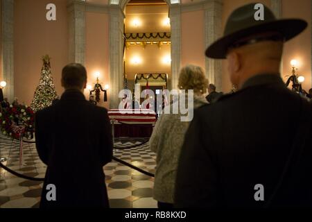 Besucher warten, den Sarg von Senator John Glenn, jr., während ein Public Viewing am Ohio Statehouse, Columbus, Ohio, am 16. Dezember 2016 zu sehen. In 149 Einsätze im Zweiten Weltkrieg und im Koreakrieg, Glenn wurde der erste Amerikaner im Orbit 1962 geflogen. Nach seinem Ausscheiden aus dem Raumfahrtprogramm, Glenn war der US-Senat 1974 gewählt Der Zustand von Ohio zu vertreten. Stockfoto