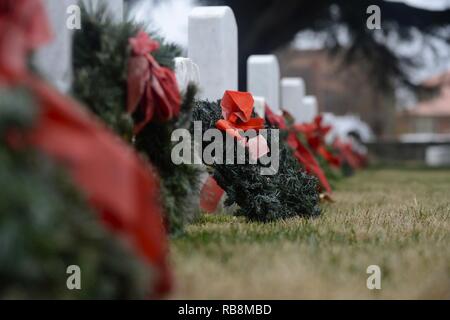 Kränze sind während einer Nationalen Kränze über Amerika Gedenkveranstaltung in Hampton National Cemetery in Hampton, Va., Nov. 17, 2016. Mehr als 1.500 Kränze wurden zu Ehren der gefallenen Helden, die gelegt wurden auf dem Friedhof zur Ruhe gespendet. Stockfoto