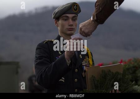 Ein Kadett aus der T.C. Roberson High School, US Air Force Junior ROTC erhält den Namen eines Dienstes an der Western Carolina State Veteran-kirchhof in Black Mountain, N.C. begraben Dez. 17, 2016. Freiwillige legen Kränze auf's Service die Gräber an allen amerikanischen Veteran Friedhöfe auf der ganzen Welt am dritten Samstag im Dezember jeden Jahres als Teil der Kränze über Amerika. Stockfoto