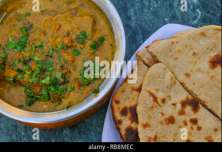 Indische curry mit Roti Brot auf dem Tisch für das Mittagessen in einem lokalen Restaurant. Stockfoto