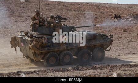 ARTA STRAND, Dschibuti (31. 18, 2016) US-Marines mit Leichten gepanzerten Aufklärer (LAR) Unternehmen, Bataillon Landung Team 1 Mrd., 4 Marines, 11 Marine Expeditionary Unit (MEU), Brand eines 25-mm-Maschinengewehr von einer leichten gepanzerten Fahrzeug (LAV) während einer voreiligen Angriff live - Feuer Bereich als Teil der Übung Alligator Dolch, Dez. 18. Lage auf dem Land und im Wasser zu bedienen, LAVs kombiniert Geschwindigkeit, Beweglichkeit und Feuerkraft, die eine Vielzahl von Funktionen, einschließlich Sicherheit, Befehl und Kontrolle, Aufklärung und Angriff durchzuführen. Die einseitigen Übung bietet eine Gelegenheit für die Makin Island amphibischen Re Stockfoto