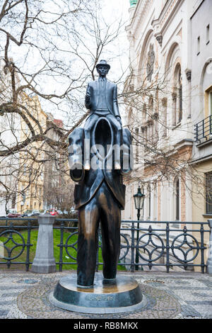 Prag, tschechische Republik - April 2018: Die Statue von Franz Kafka eine Skulptur des Künstlers Jaroslav Róna Stockfoto