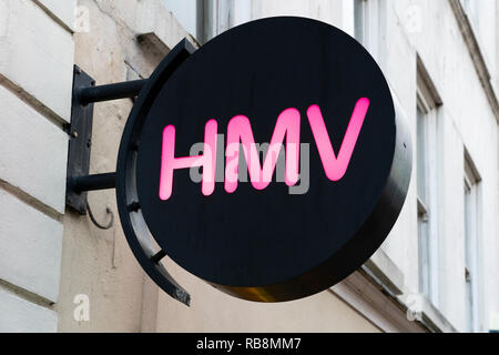 Ein Zeichen und Logo außerhalb einer HMV Store - eine Musik Einzelhändler - in Worcester, England Stockfoto