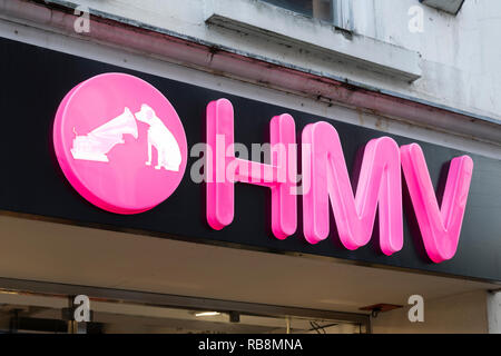 Ein Zeichen und Logo außerhalb einer HMV Store - eine Musik Einzelhändler - in Worcester, England Stockfoto