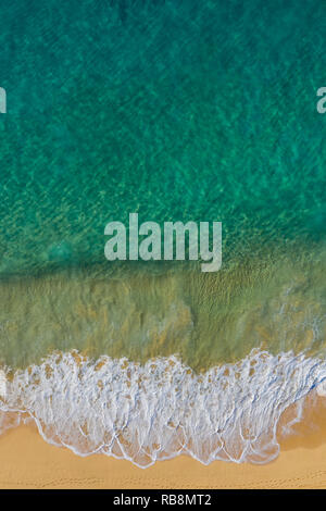 Eine Luftaufnahme des Strandes am Sandy Beach Park auf Oahu. Stockfoto