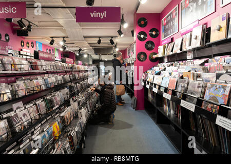 Kunden, die Musik - CDs und Vinyl in HMV, einer Kette von Musik- und Computerspielläden, Worcester, Großbritannien, durchsuchen Stockfoto