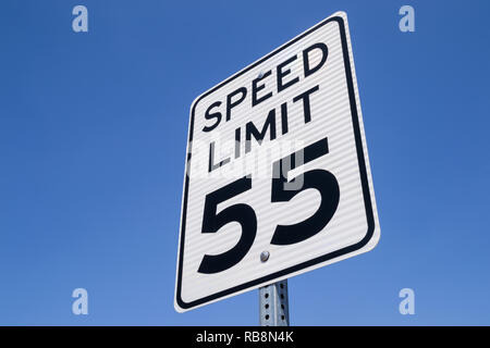 Die 55 Meilen pro Stunde Straßenschild in der kalifornischen Sonne Stockfoto