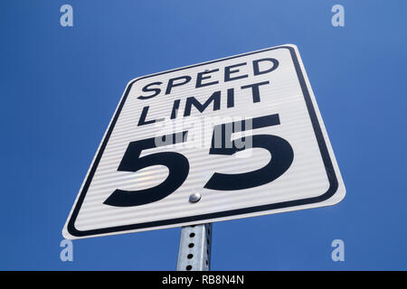 Die 55 Meilen pro Stunde Straßenschild in der kalifornischen Sonne Stockfoto