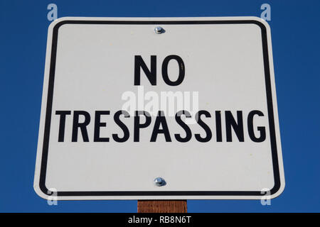 Die "No Trespassing" Schild in der kalifornischen Sonne. Stockfoto