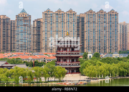 Xi'an, Provinz Shaanxi, China - 12.August 2018: Pagode gegen Gebäude Luftbild in Tang Paradise Park Stockfoto