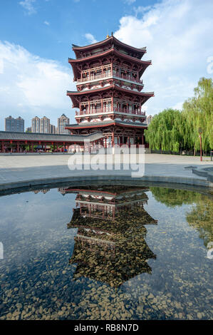 Xi'an, Provinz Shaanxi, China - 12.August 2018: die Pagode und der Reflexion im Wasser in Tang Paradise Park Stockfoto