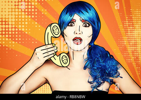 Porträt der jungen Frau in den komischen Pop art Make-up Stil. Frauen Perücke in Blau auf Gelb-orange cartoon Hintergrund Anrufe per Telefon. Stockfoto