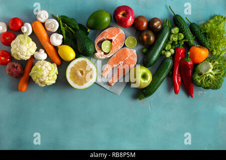 Gesund Set Lebensmittel (Getreide, Samen, Fisch, Gemüse und Früchte) auf Stein Hintergrund der Ansicht von oben. Gesunde Ernährung Konzept Stockfoto