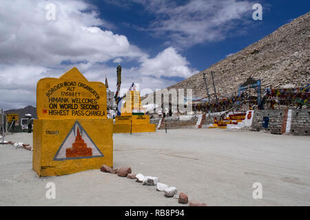 Die Chang La in Höhe 5,360 m ist ein hoher Berg in Ladakh, Indien. Stockfoto