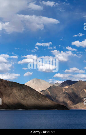 Vertikale Ansicht Pangong Tso oder pangong See. Es ist 134 km oder 83 Meilen lang und erstreckt sich von Indien nach China Stockfoto