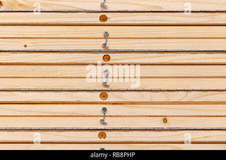 Baumaterial - Holzbohlen mit Scharnier Stockfoto