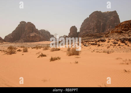 Red Sands der Schlucht des Wadi Rum Wüste in Jordanien. Wadi Rum auch als das Tal des Mondes im südlichen Jordanien bekannt. UNESCO-Weltkulturerbe. Stockfoto