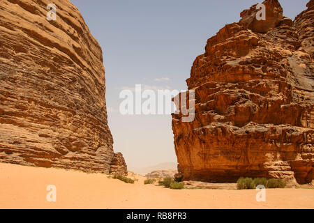 Rote Berge der Schlucht des Wadi Rum Wüste in Jordanien. Wadi Rum auch als das Tal des Mondes im südlichen Jordanien bekannt. UNESCO-Welterbe Stockfoto