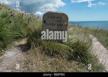 Stein Wegweiser auf dem South West Coast Path, in der Nähe von Luleorth Stockfoto