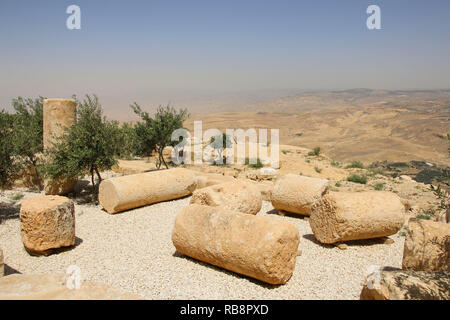 Blick vom Berg Nebo in Jordanien, wo Moses das Gelobte Land mit den Resten der Spalten des antiken Tempels zu Mose dedizierte gesehen Stockfoto