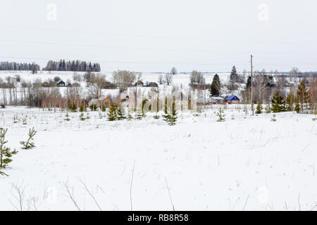 Schnee liegt auf den Feldern im frühen Frühjahr Stockfoto