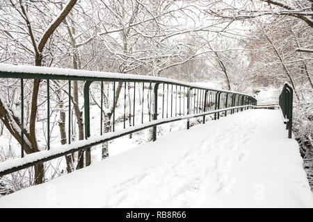 Spuren von Schnee auf eine alte Brücke Stockfoto