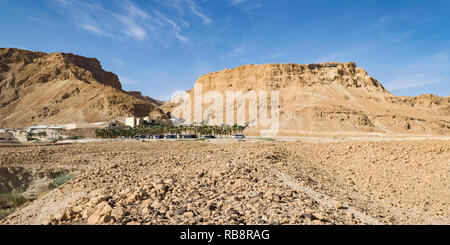 Festung Masada Park, Plateau, das Besucherzentrum und Eleasar, auf dem mit steinige Wüste Gelände im Vordergrund links montieren Stockfoto