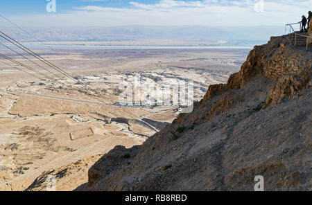 Hiker's Blick auf das Tote Meer von der Spitze der Schlange Weg, der zu der Festung Masada National Park in Israel führt Stockfoto