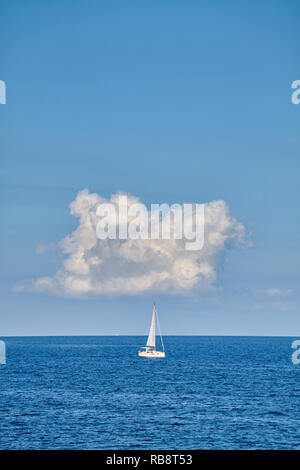 Einsame Yacht am Horizont, Travel Concept. Stockfoto