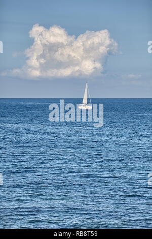 Einsame Yacht am Horizont, Travel Concept. Stockfoto