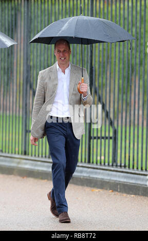 Der Herzog von Cambridge kommt Hommagen an das Goldene Tor des Kensington Palace anzusehen, Links zu seiner verstorbenen Mutter Diana, Prinzessin von Wales. Stockfoto