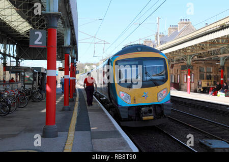 Eine TransPennine Express am Bahnsteig 2 an Oxenholme Station im Lake District, Cumbria, Nordengland Stockfoto