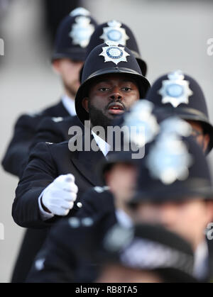 Polizisten aus der Metropolitan Police Service auf Parade während ihrer Passing Out Parade, Hendon. Stockfoto
