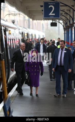 Die britische Königin Elizabeth II. und der Herzog von Edinburgh kommen am Bahnhof Kings Lynn, wie sie in Norfolk für Ihren Urlaub über Weihnachten auf der Anfahrt Stockfoto