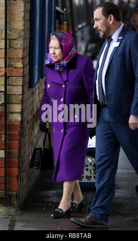 Die britische Königin Elizabeth II. kommt an King's Lynn Bahnhof, wie sie sich in Norfolk für Ihren Urlaub über Weihnachten auf dem Sandringham Estate in Noch eintrifft Stockfoto