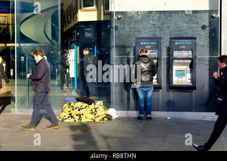 Obdachlosen schlafen außerhalb der Barclays Bank, Piccadilly Circus, London, England, UK. Stockfoto