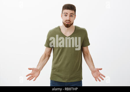 Was ich falsch gemacht haben, erklären. Portrait von verwirrt und verzweifelt clingy Freund betteln Ex zurück kommen, hebt Augenbrauen in Frage gestellt und verbreitet die Hände seitlich nicht verstehen, warum Sie ihn Dump Stockfoto
