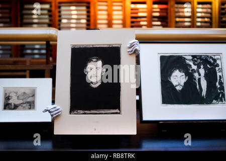 Ein Mitarbeiter des British Museum in London hält "self-Portrait" (1895) von Edvard Munch vor einer großen Ausstellung über die Arbeit des Künstlers, "Edvard Munch: Liebe und Angst", später im Jahr. Stockfoto