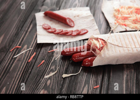 Geräucherte Wurst in Fladenbrot gewickelt. Foto mit Kopie Raum Stockfoto